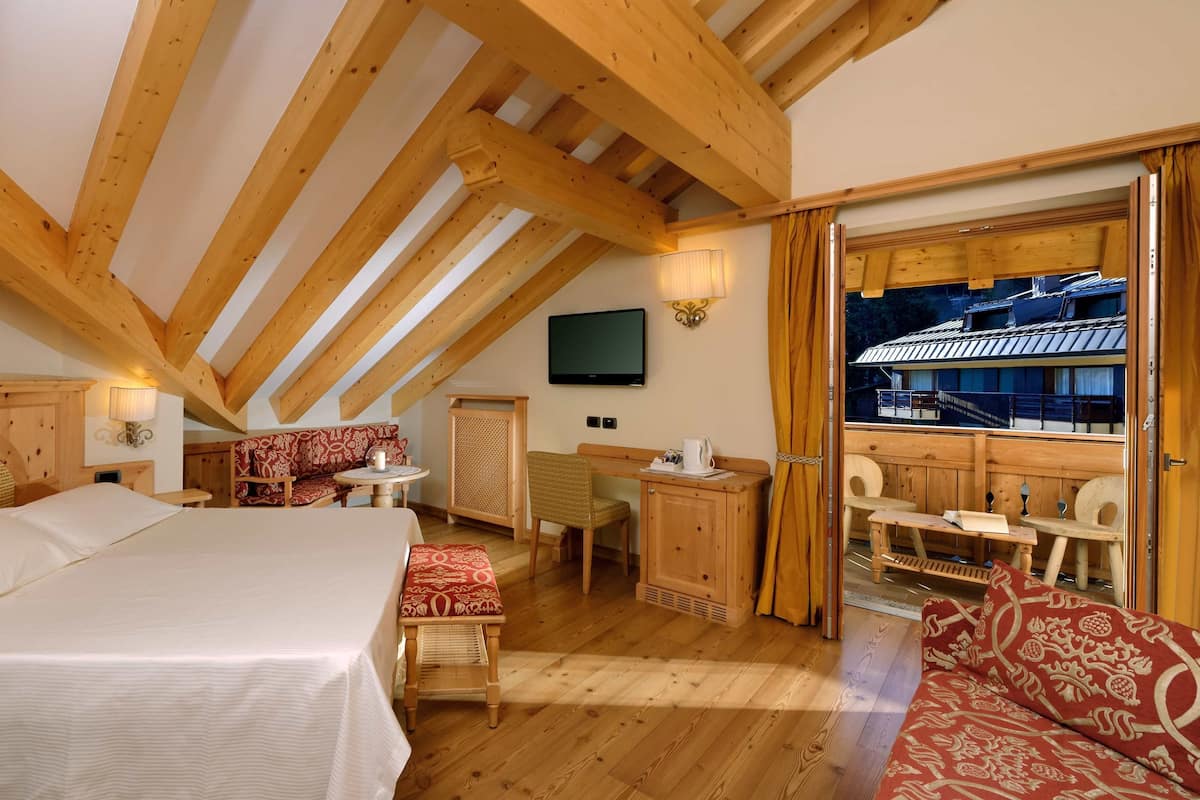Junior Suite | Premium bedding, minibar, in-room safe, desk