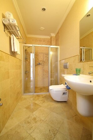 Panoramic Triple Room, Sea View | Bathroom