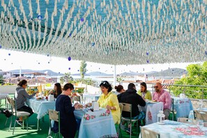 Tägliches Frühstücksbuffet gegen Gebühr