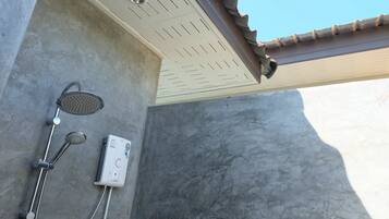 Standard Double Room | Bathroom shower