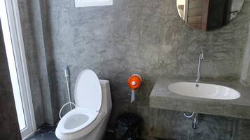 Standard Double Room | Bathroom | Shower, free toiletries, bidet, towels
