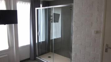 Gratis toiletartikelen, een haardroger, handdoeken