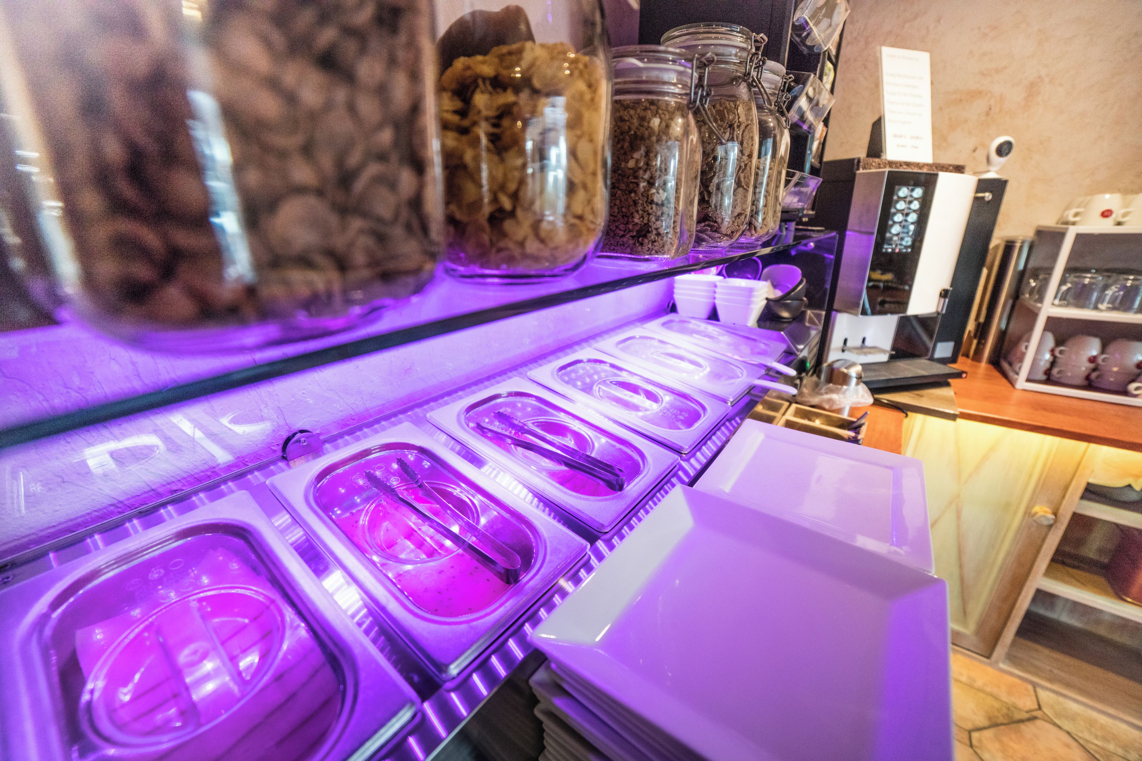 Un espacio para preparar alimentos con varios recipientes y un procesador de alimentos.
