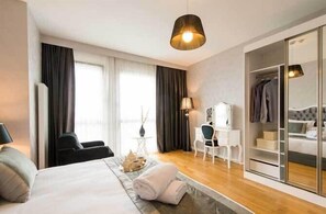 Premium bedding, in-room safe, desk, iron/ironing board