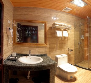 Habitación de diseñador | Baño | Regadera, amenidades de baño gratuitas, secadora de cabello, pantuflas