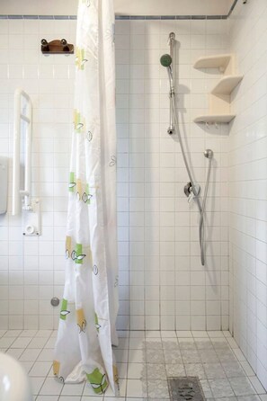 Superior Apartment, 2 Bedrooms | Bathroom shower - Azienda Agricola e Agriturismo Vallorsi (Terricciola)