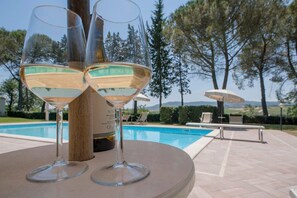 Piscine extérieure, parasols de plage, chaises longues