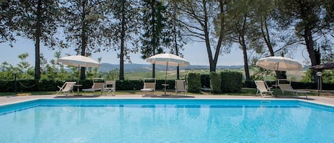 Piscine extérieure, parasols, chaises longues