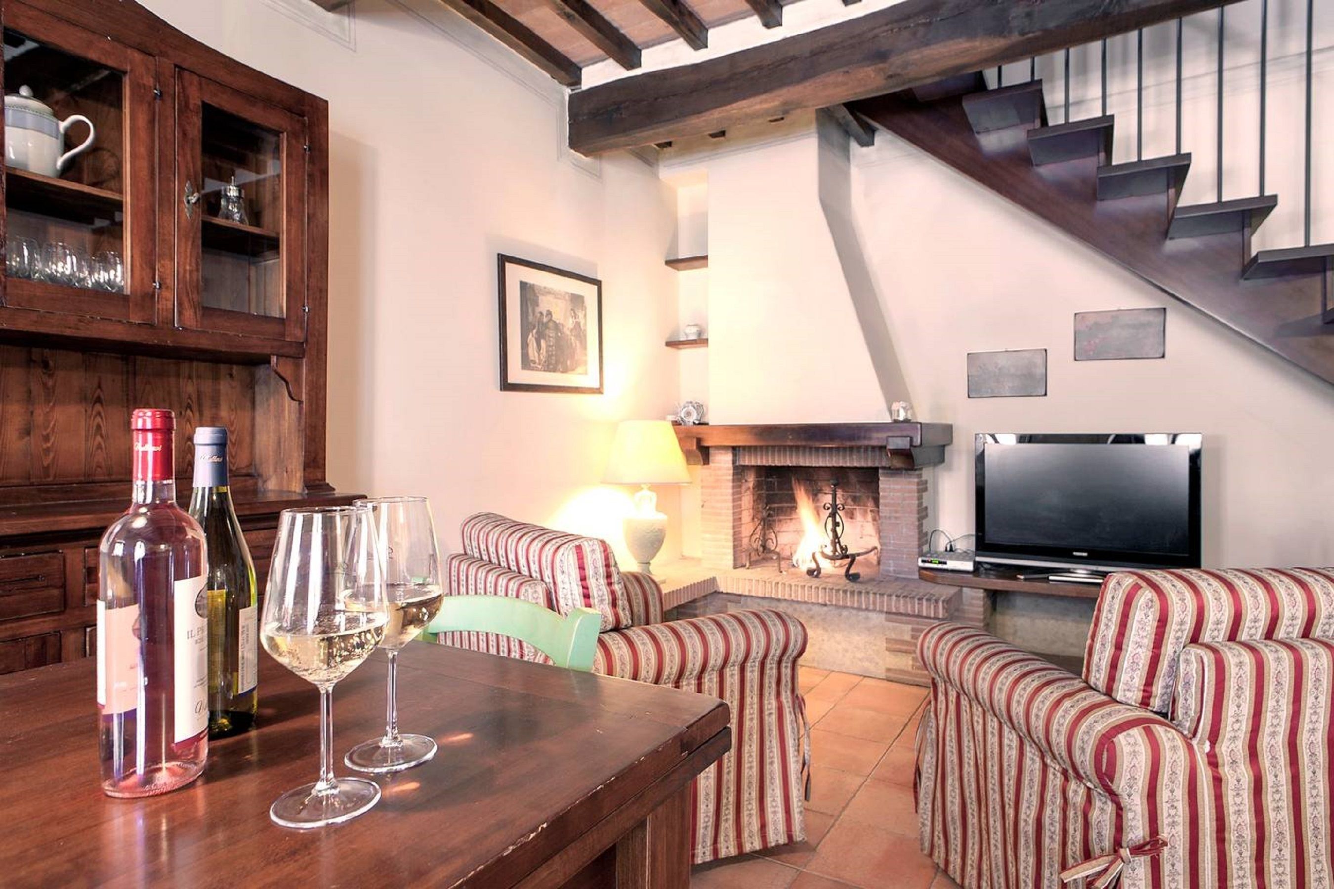 Apartamento Deluxe, 3 habitaciones | Zona de estar | Una televisión