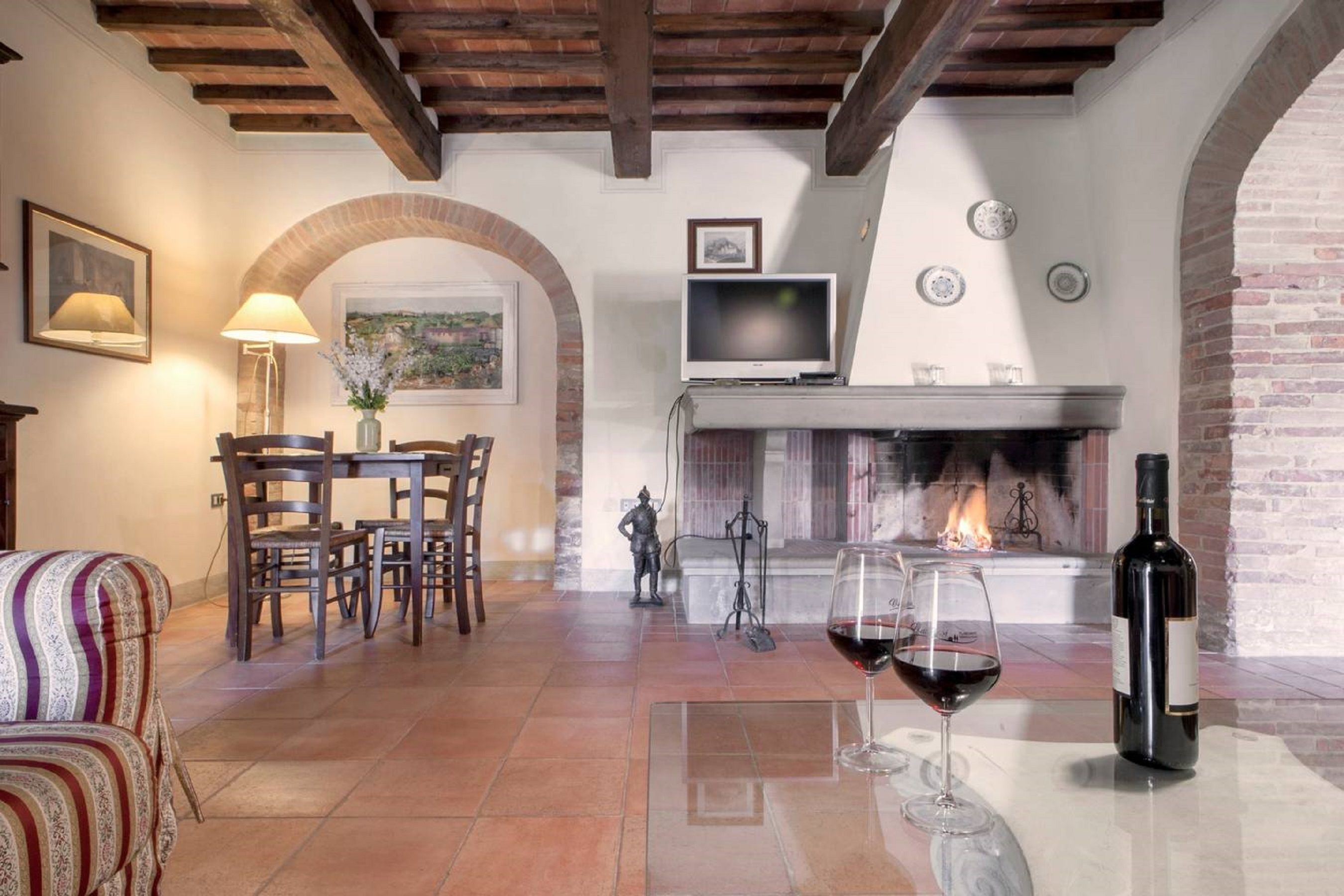 ซูพีเรียอพาร์ทเมนท์, 2 ห้องนอน | บริเวณนั่งเล่น | ทีวี