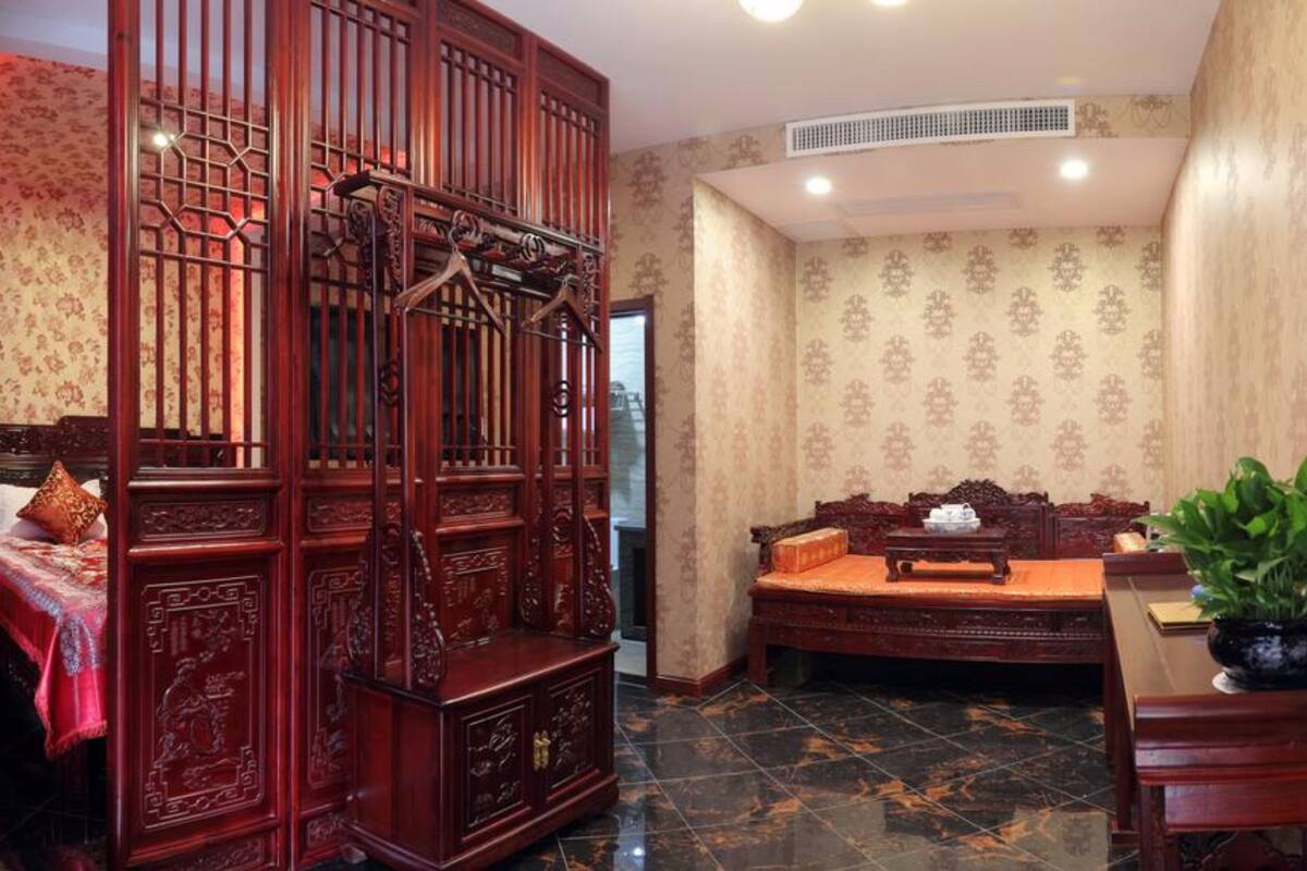 Desk, blackout curtains, free WiFi