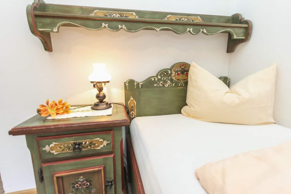 Single Room, Balcony | Desk, cribs/infant beds, free WiFi, bed sheets