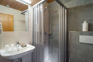 Kamar Double Comfort, balkon | Kamar mandi | Shower, perlengkapan mandi gratis, pengering rambut, dan handuk
