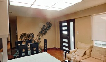 Apartamento Premium, cocina | Zona de estar | Televisión de pantalla plana de 36 pulgadas con canales por satélite