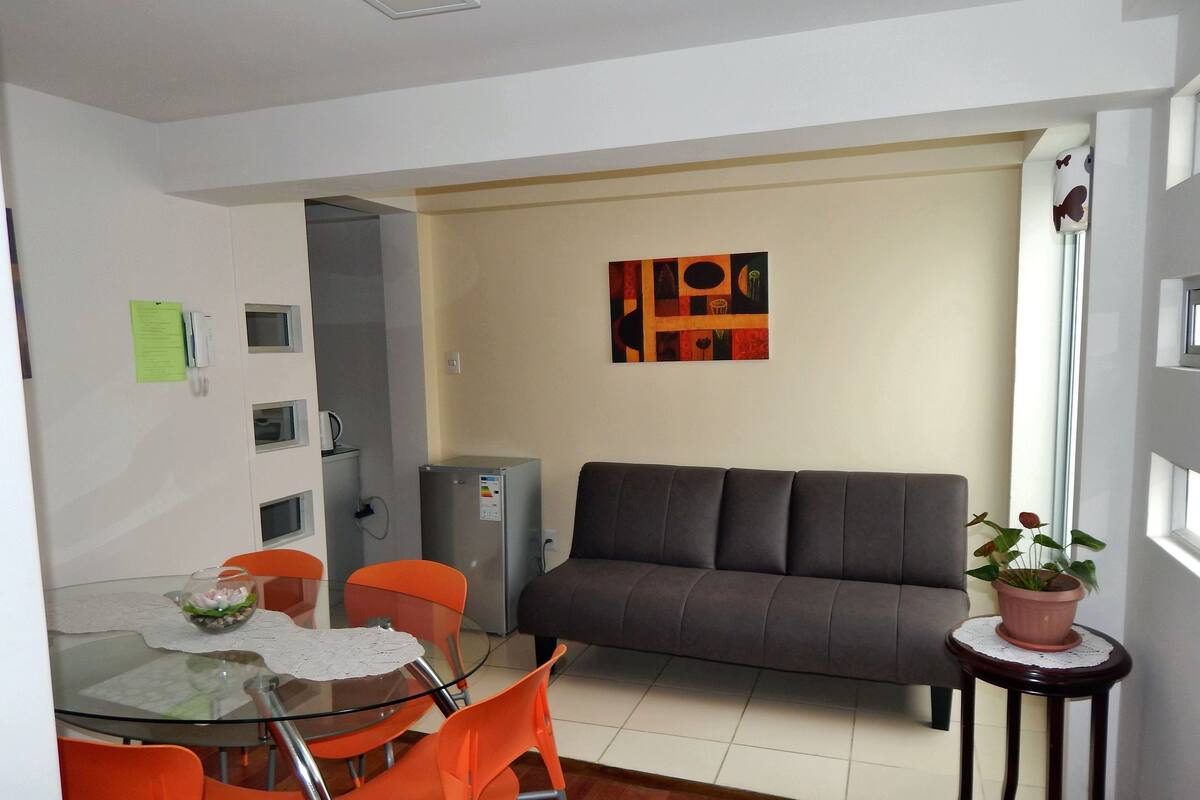 Garden Apartment | 起居区 | 36-英寸纯平电视 （配备卫星频道）、电视