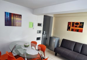 Garden Apartment | Vardagsrum | 36-tums platt-tv med satellitkanaler och tv