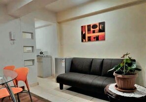 Garden Apartment | Vardagsrum | 36-tums platt-tv med satellitkanaler och tv