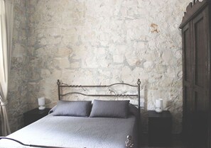 Escrivaninha, quartos à prova de som, berços grátis, Wi-Fi de cortesia