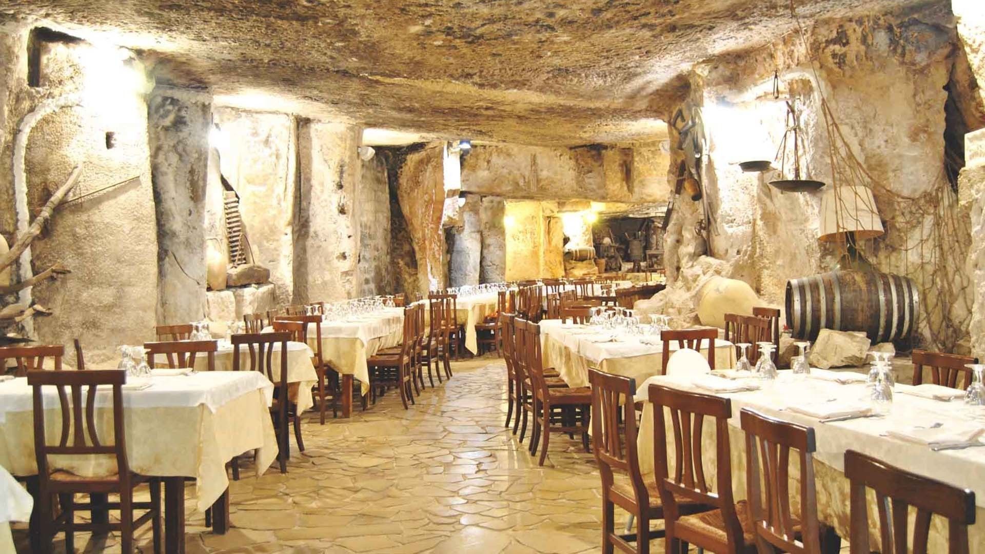 Der serveres morgenmad og middelhavsretter med udsigt til haven 