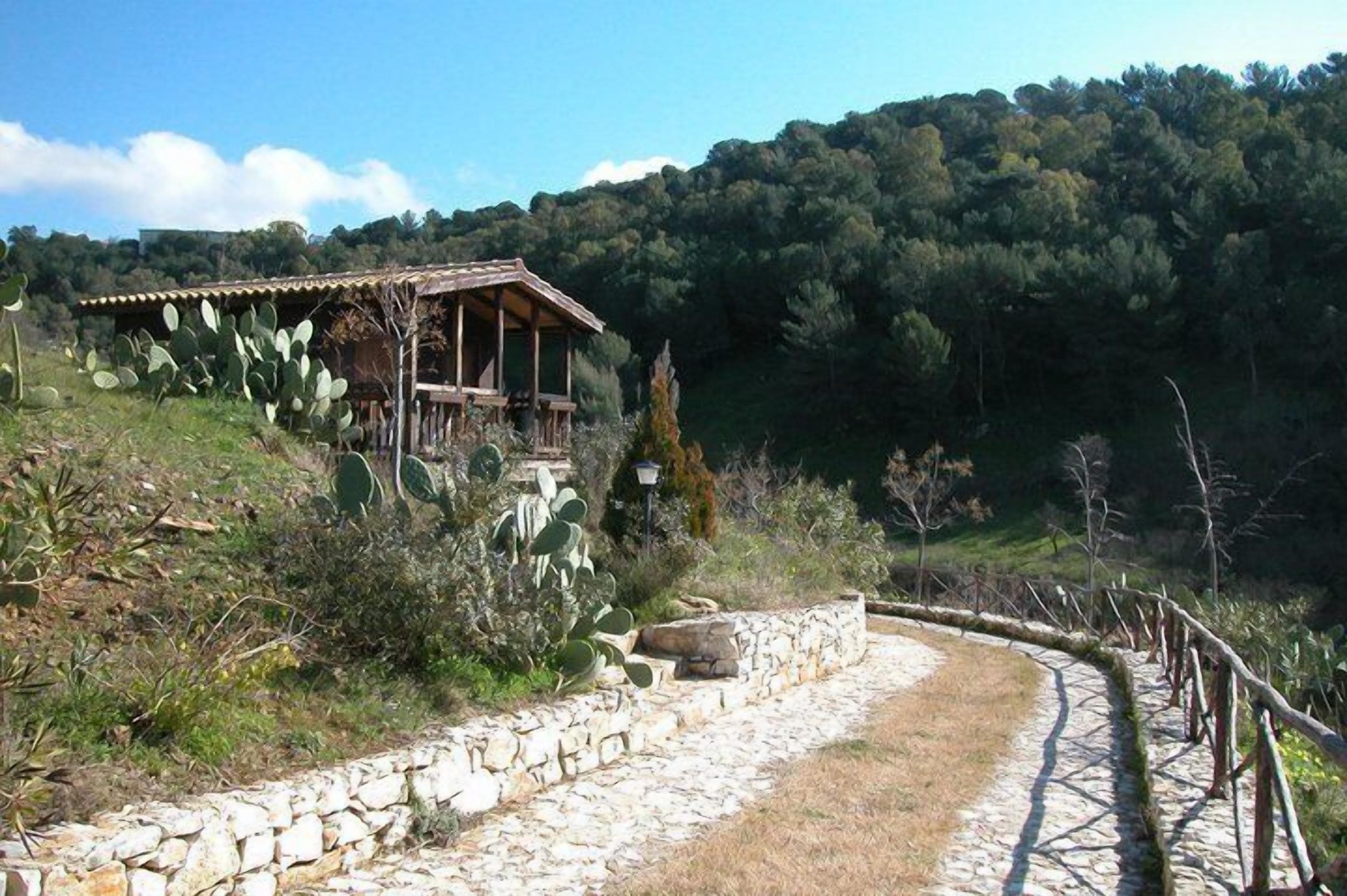 Desk, soundproofing, free cribs/infant beds, free WiFi