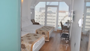 A room with two beds, a desk, and a chair. - Kayseri Kosk Otel (Kayseri)