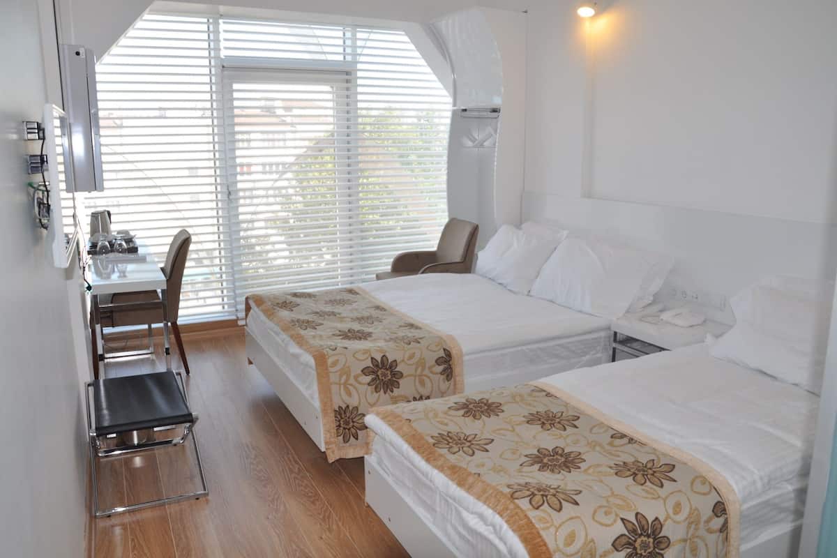 Roupas de cama premium, frigobar, escrivaninha