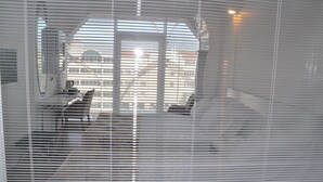 A room with a large window, a bed, and a desk with a chair. - Kayseri Kosk Otel (Kayseri)