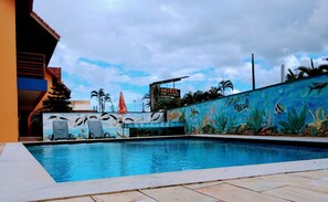 Piscine extérieure, parasols de plage, chaises longues