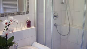 Een douche, een haardroger, handdoeken