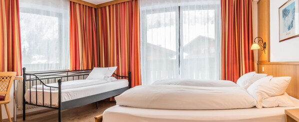 Habitación doble | Ropa de cama hipoalergénica y caja de seguridad en la habitación