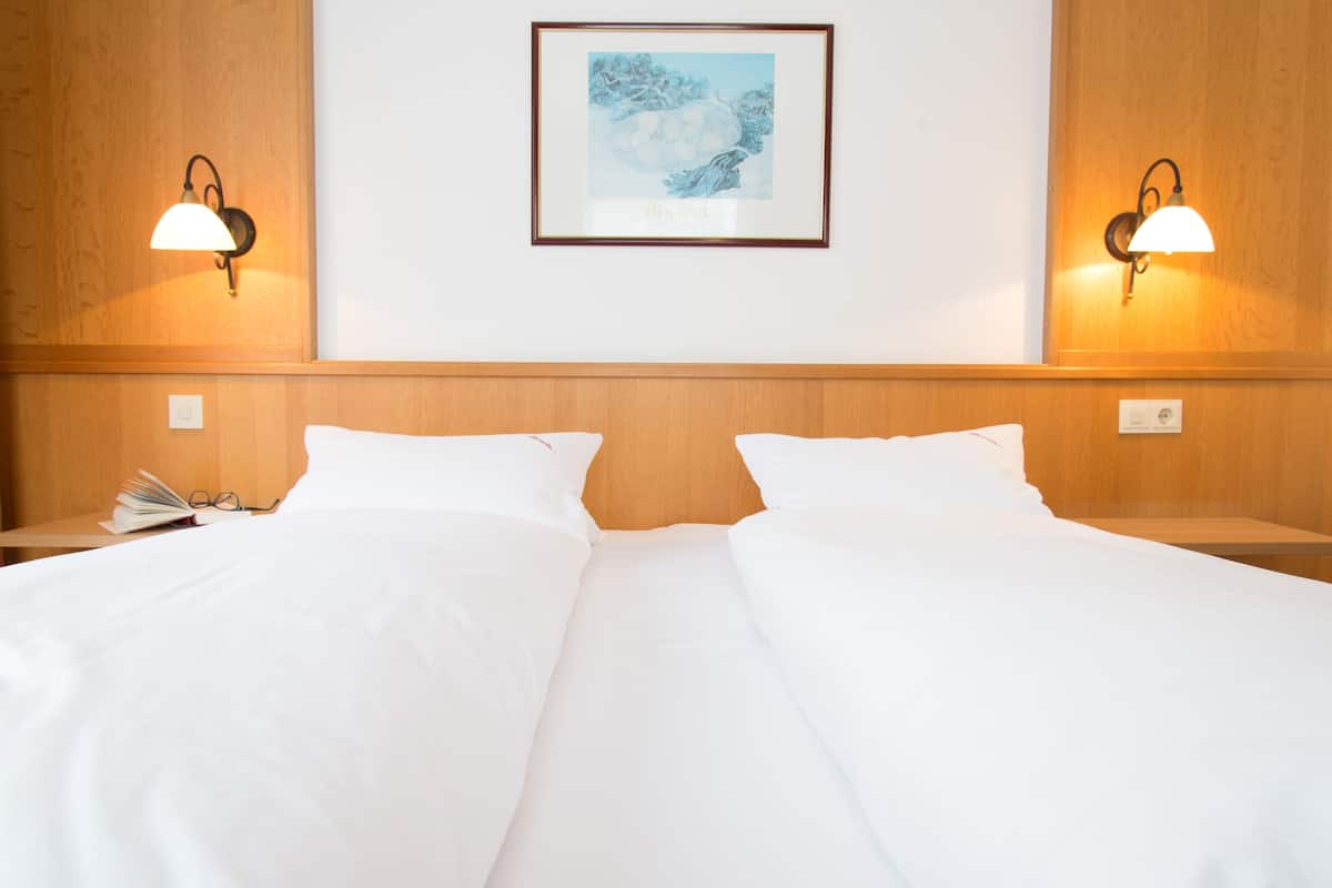Doppelzimmer | Allergikerbettwaren, Zimmersafe, Schreibtisch, Zustellbetten