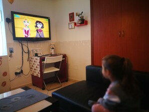 Design Suite, 1 Queen Bed, Kitchen, City View | Living room | Flat-screen TV, pay movies - B&B Tazzecafè (Naples)