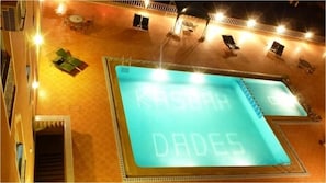 Piscina externa, guarda-sóis, espreguiçadeiras