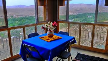 Quadruple Room | Desk, blackout drapes, free WiFi