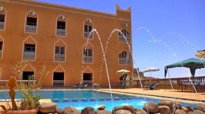 Outdoor pool, pool umbrellas, pool loungers - La Kasbah De Dades (Boumalne Dades)