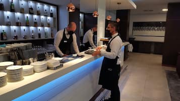 Se sirven desayunos, comidas, cenas y cocina internacional