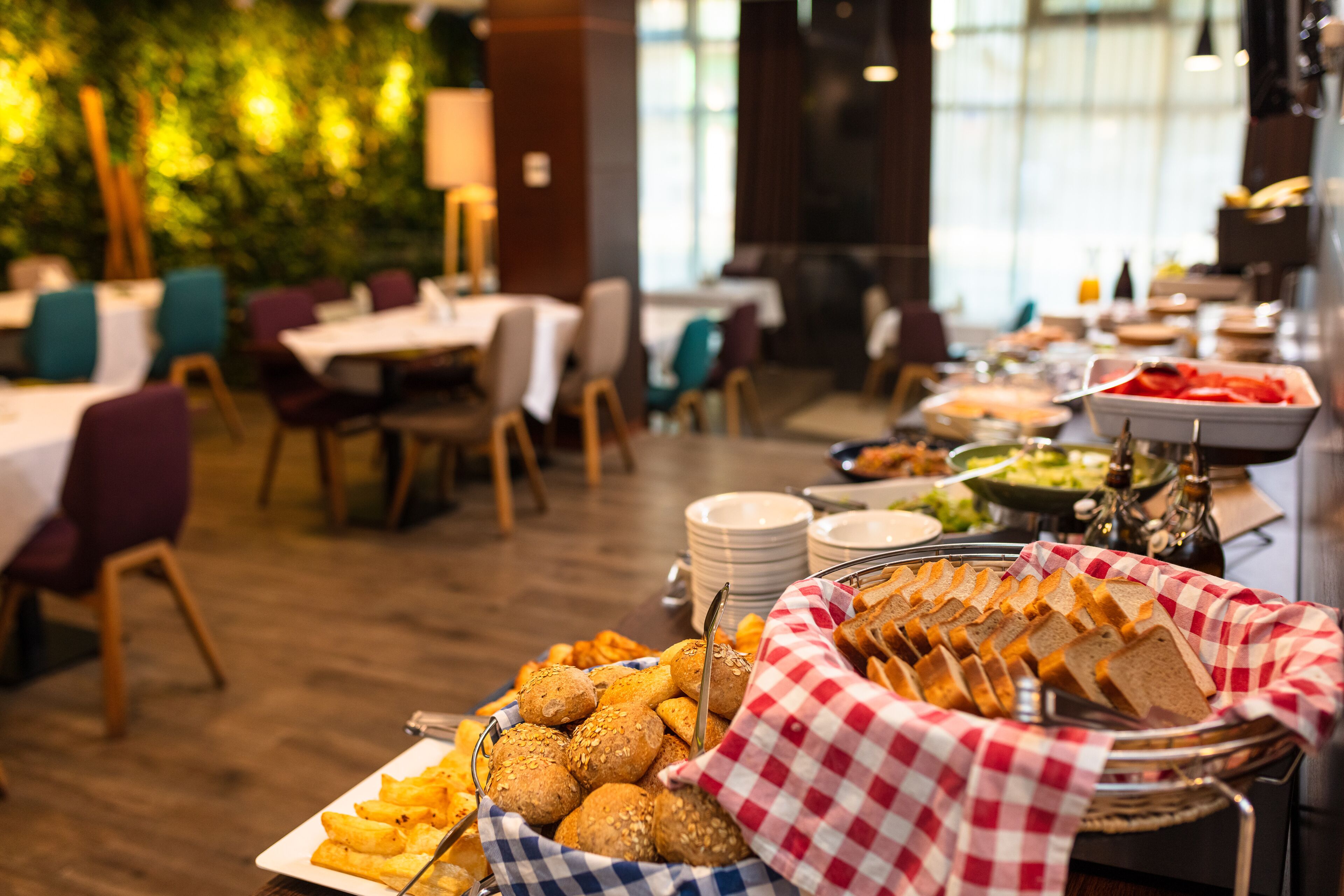 朝食、ランチ、ディナーに営業 (多国籍料理)