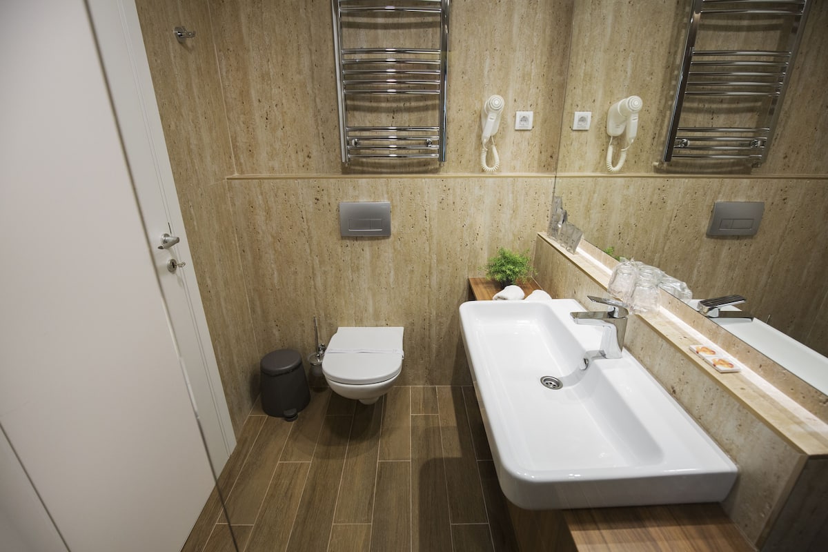 deluxe double or twin room | bathroom | shower, free toiletries, hair dryer, towels
