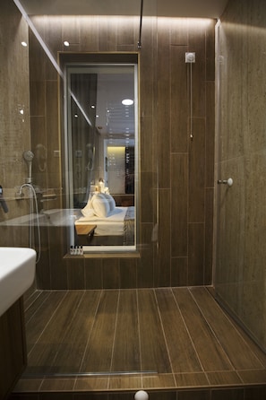 Deluxe Apartment, 1 Bedroom | Bathroom | Shower, free toiletries, hair dryer, towels - New City Hotel & Restaurant Niš (Niš)