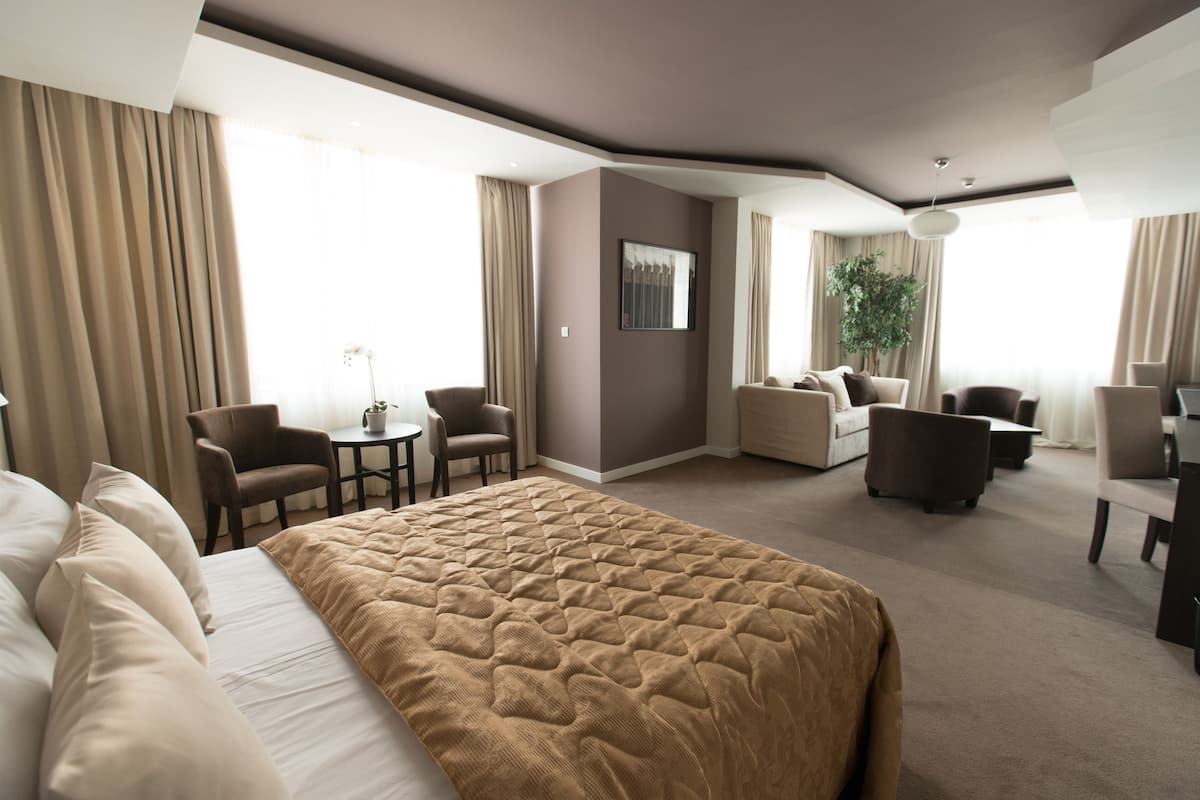 Family Room | Living area | Flat-screen TV