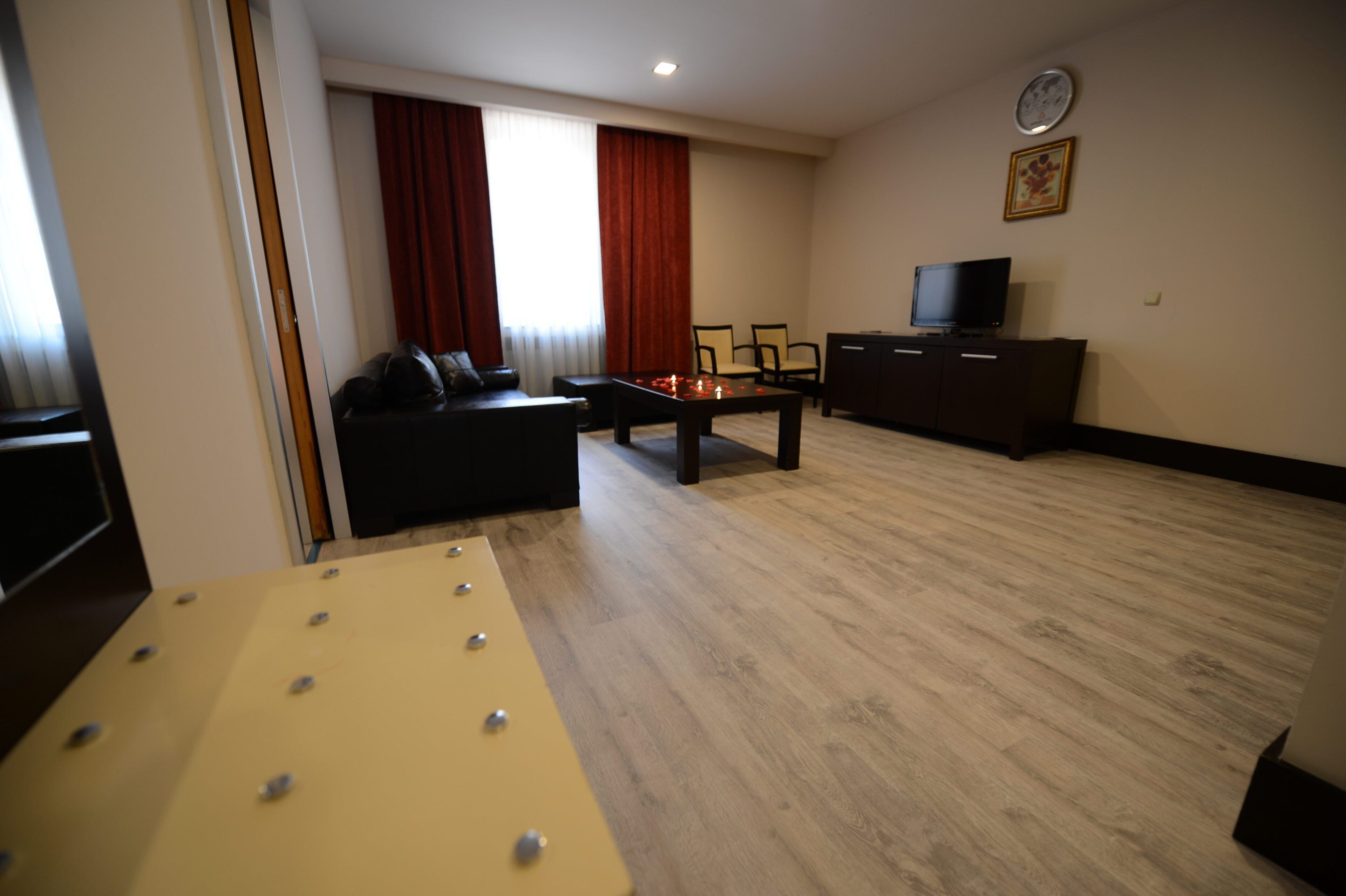 suite | minibar, in-room safe, desk, soundproofing