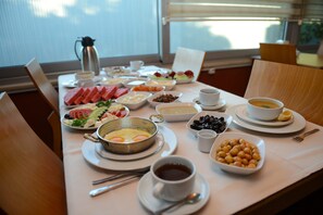 Buffet déjeuner gratuit tous les jours