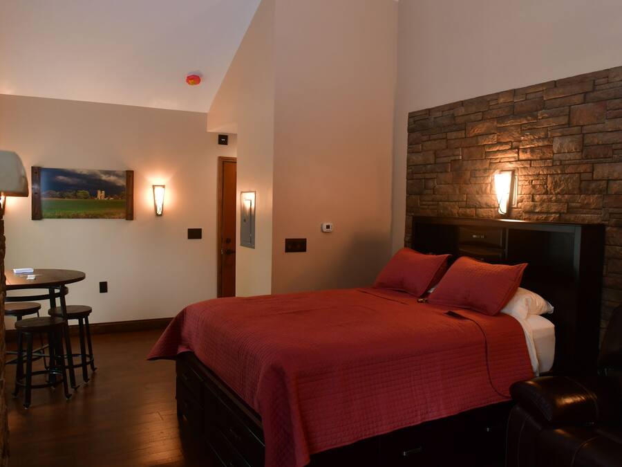 Deluxe Suite, 1 Bedroom, Accessible, Fireplace (No Jacuzzi) | Ruang tamu | TV skrin rata, pendiangan, lantai dipanaskan