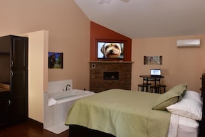 Premium bedding, individually decorated, desk, laptop workspace - The Fields of Eden Inn (Eden)