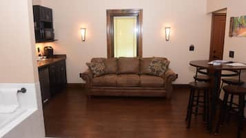 Televisión de pantalla plana, chimenea y piso con calefacción