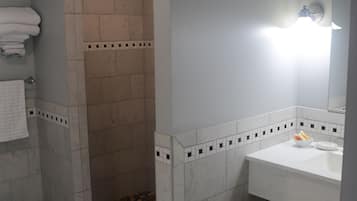Ducha, bañera de hidromasaje, artículos de tocador gratuitos