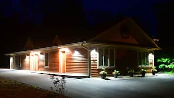 Mặt tiền nơi lưu trú - ban đêm