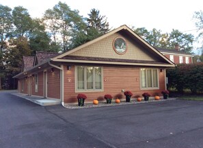 Exterior - The Fields of Eden Inn (Eden)