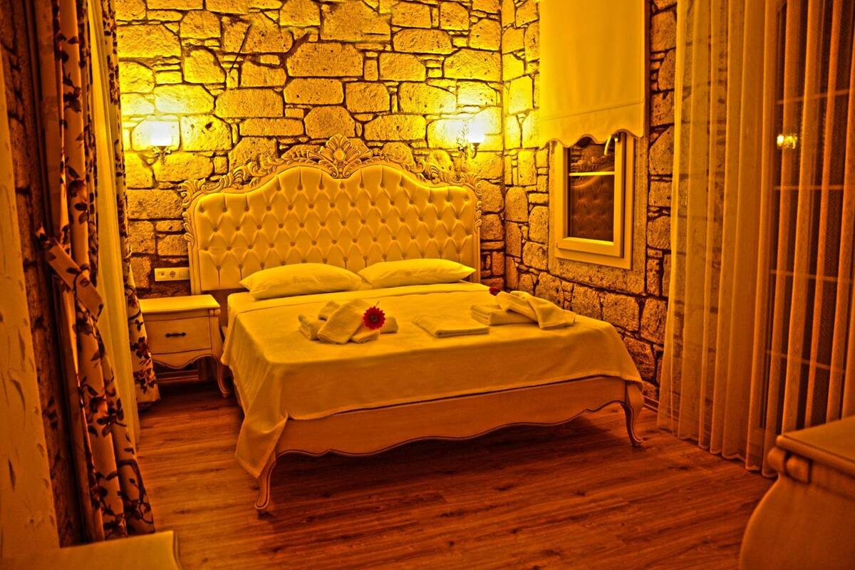 minibar, desk, iron/ironing board, free wifi