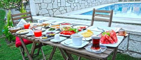 Petit déjeuner complet compris tous les jours